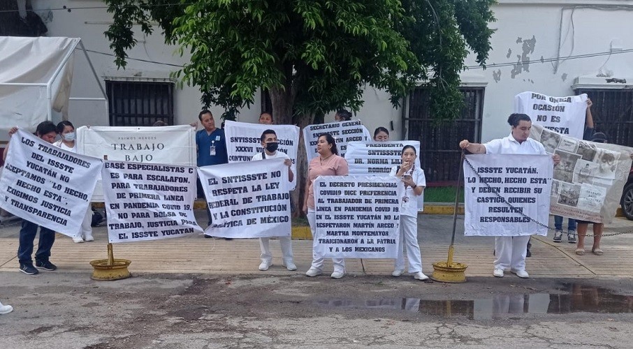 Trabajadores del ISSSTE  se manifestaron este lunes en las oficinas de la delegación estatal del instituto ubicadas en la colonia Itzimná de Mérida.- Foto de redes sociales