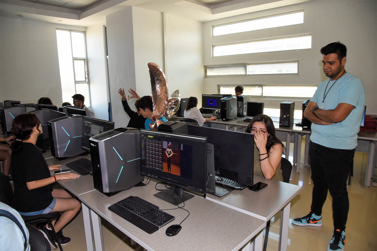 Jóvenes estudiarán inglés los sábados para mejorar la práctica de este idioma. Foto: Cortesía.