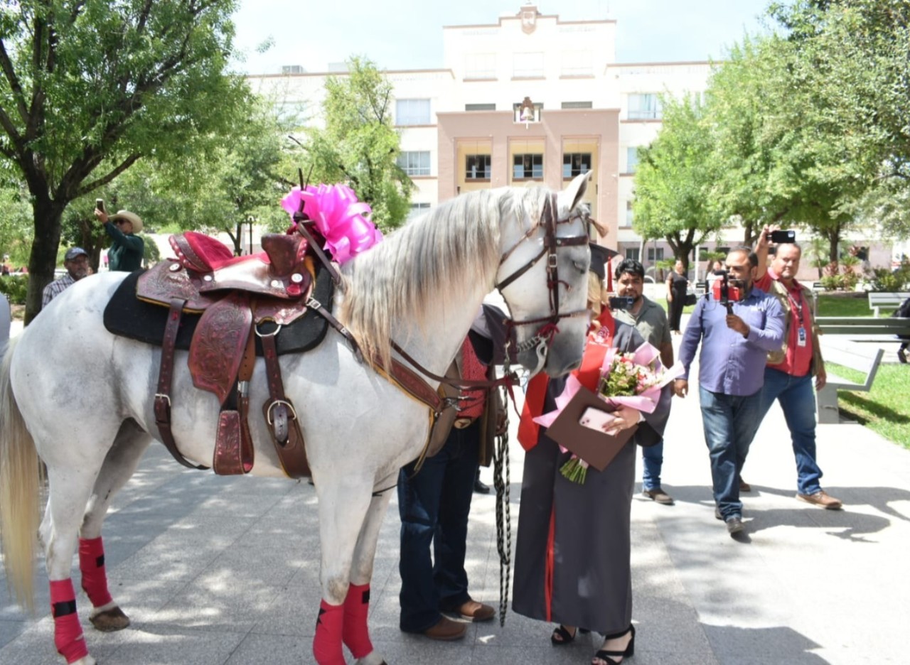 La joven Estefany Ávila con su caballo como regalo por parte de su padre. Foto: Facebook Periódico 5inco.