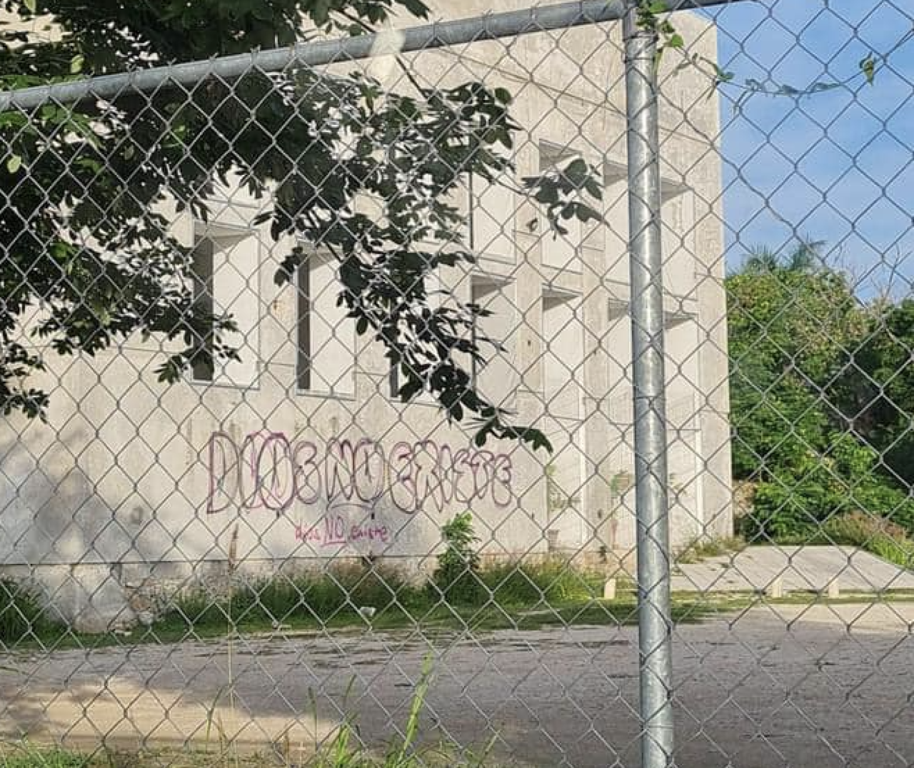 En redes sociales circularon imágenes que captan un grafiti pintado en una iglesia con una polémica frase en Francisco de Montejo.- Foto de redes sociales