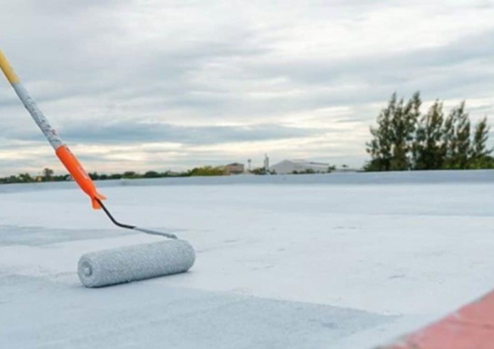 Un hombre poniendo impermeabilizante en un techo. Foto: Luz Noticias.