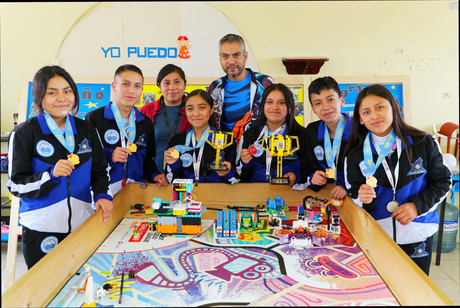 Orgullo otomí: Jóvenes destacan en competencia de robótica en Boston