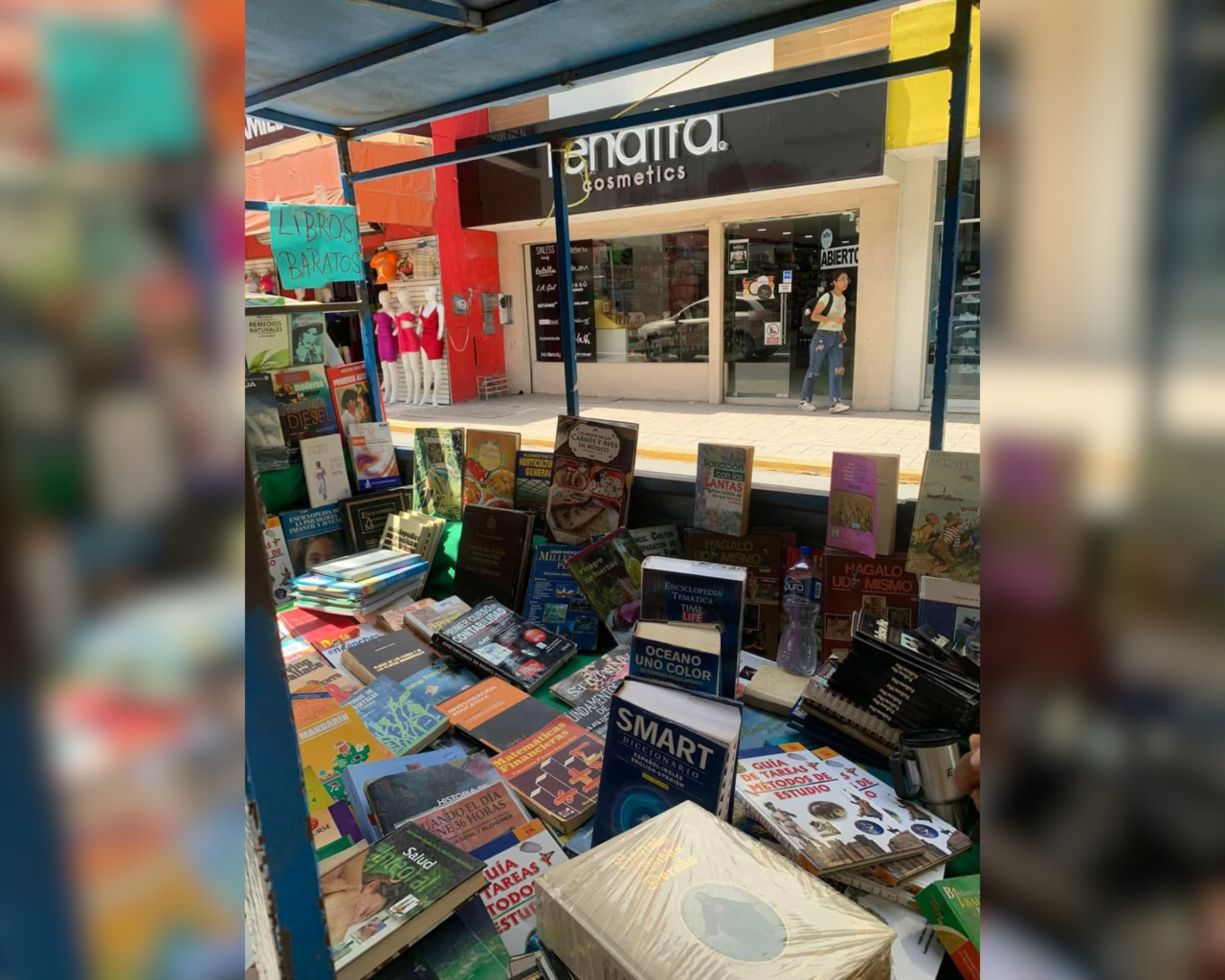 Don José Pablo González lleva 50 años vendiendo todo tipo de libros a los victorenses, lo identifican los precios baratos y su icónica camionetita estacionada en el 11 Hidalgo. Foto: Sanju Pineda