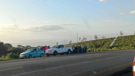 Pobladores de Anáhuac bloquean carretera Durango - Parral