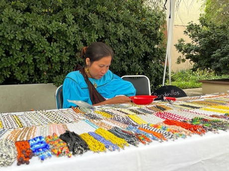 Artesana de Jalisco ofrece sus bellas creaciones a saltillenses
