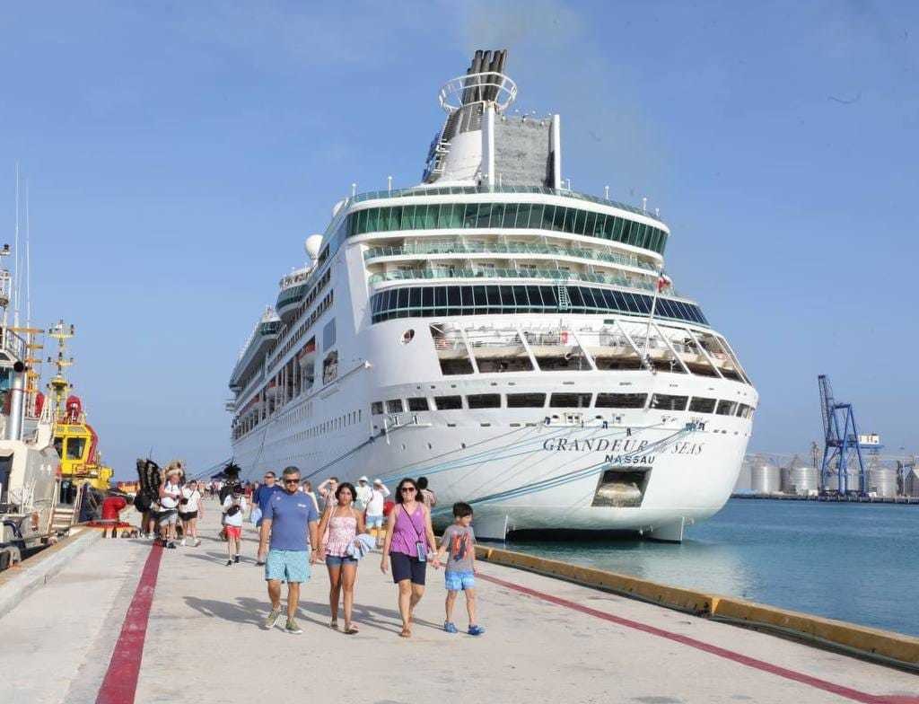 El crucero Grandeur of the Seas de Royal Caribbean arribo por primera vez a Yucatán para cumplir con su itinerario de cinco días por el Caribe.- Foto de Mauricio Vila Dosal