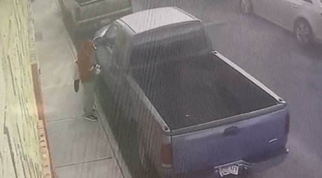 VIDEO: En Centro de Saltillo, ciudadana expone presunto robo de camioneta