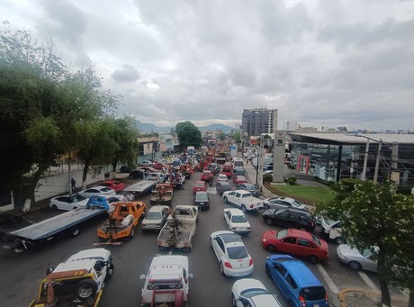 Bloquean cientos de grúas avenidas de Tlalnepantla y la México-Querétaro