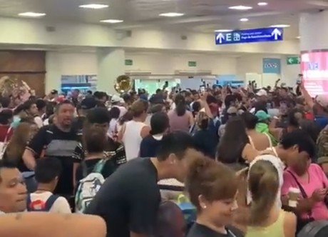 Cantan 'Cielito Lindo' por caída de Microsoft en Aeropuerto de Cancún (VIDEO)