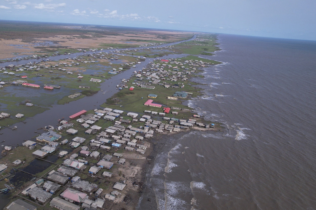 En esta imagen del viernes 5 de abril de 2024, tomada de un video captado por un dron, puede apreciarse la erosión costera en la ciudad de Ayetoro, en el suroeste de Nigeria. (AP Foto/Dan Ikpoyi)