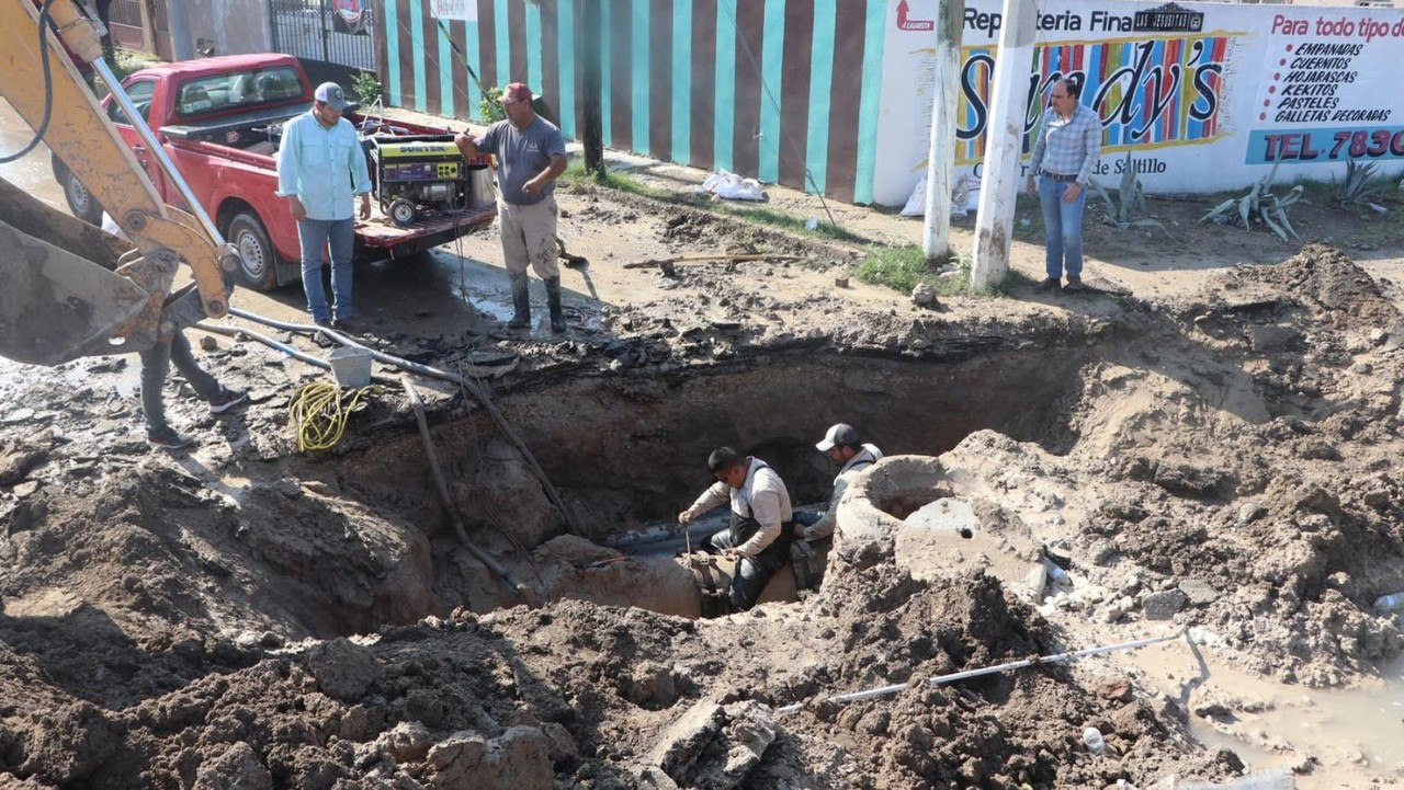 tores El personal operativo de Simas está trabajando arduamente en la reparación de la tubería dañada. (Simas Piedras Negras)