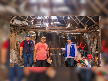 Familias de Tepakán reciben ayuda tras el paso de 'Beryl'