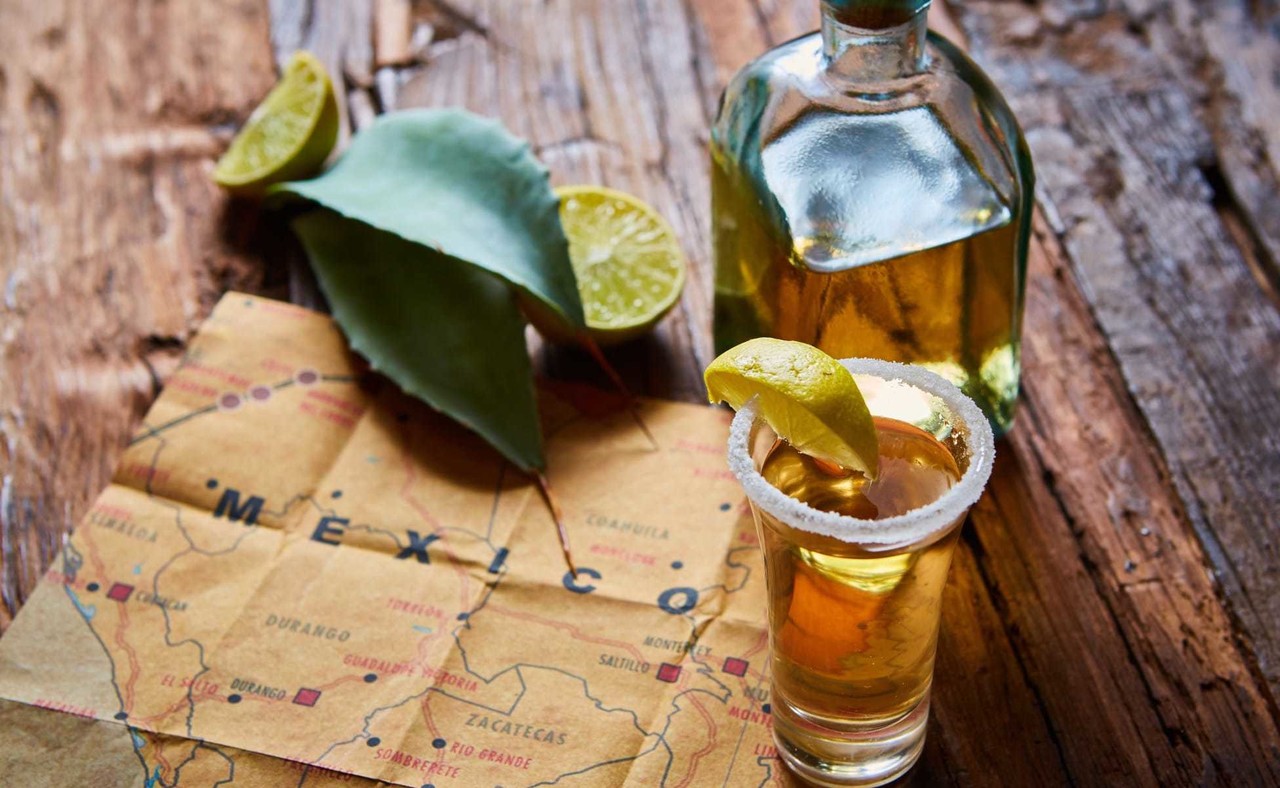 El tequila es uno de los aguardientes con mayor tradición de México. Foto. trecopasdeagave.com