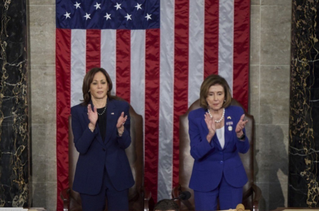 Kamala Harris y Nancy Pelosi en la Cámara de Representantes. Foto: ElPlural.com.