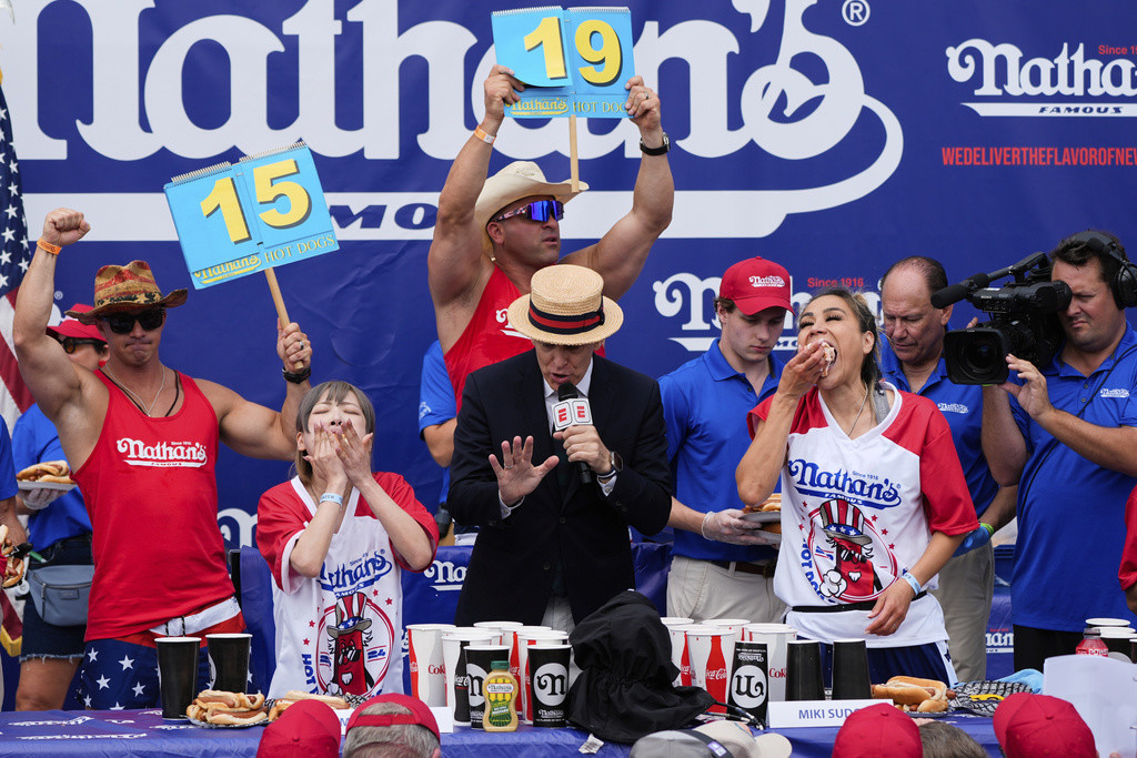 Miki Sudo (derecha) y Mayoi Ebihara (izquierda) compiten en el concurso anual de comer hot dogs de Nathan's, el jueves 4 de julio de 2024 en Coney Island, Nueva York. (AP Foto/Julia Nikhinson)