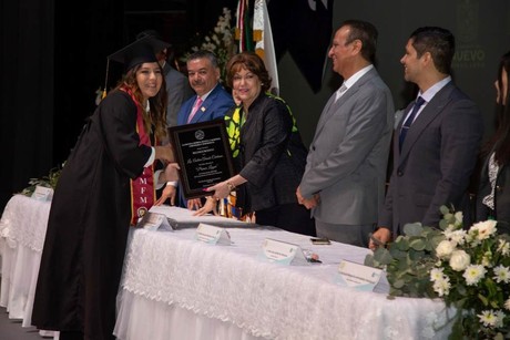 Se gradúan 419 estudiantes de licenciaturas en Educación en Nuevo León