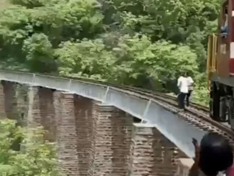 La pareja 'absorta' en su sesión de fotos, hasta que vieron el tren. Foto: Plano Informativo.