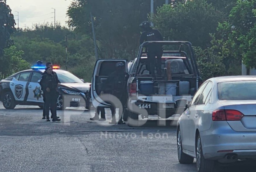 Policías del muncipio de Apodaca y de la Fiscalía cubriendo la zona. Foto: Raymundo Elizalde.