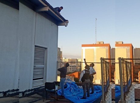 Rescatan a hombre que amenazaba con lanzarse de edificio en centro de Monterrey