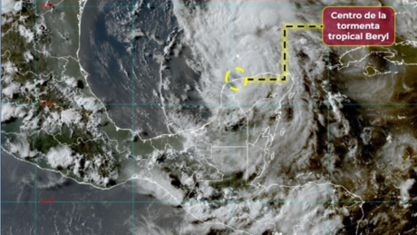 ¡Tras 11 horas!, Beryl se aleja de Yucatán como tormenta tropical