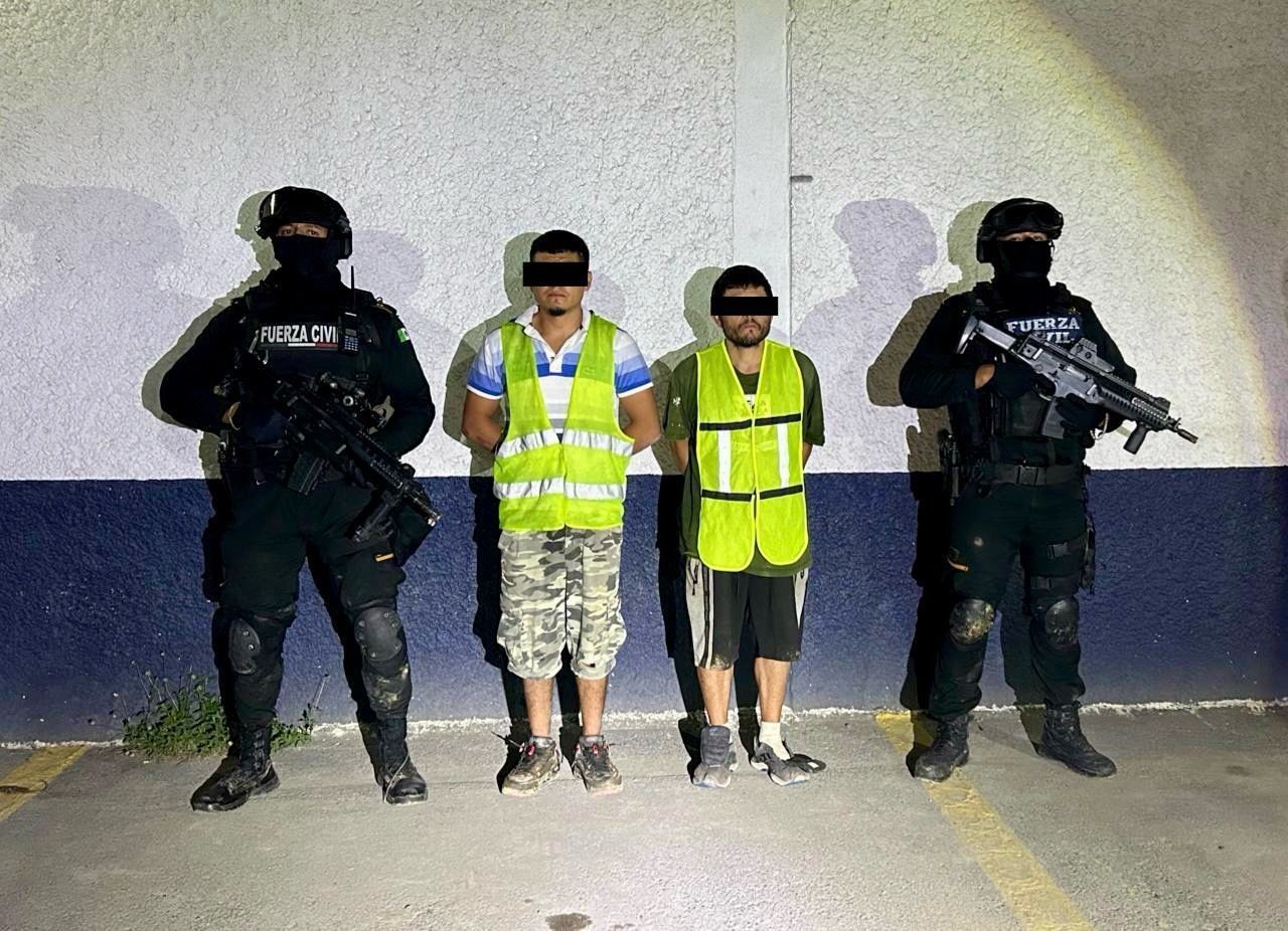 Los dos hombre detenidos por los oficiales de Fuerza Civil. Foto: Fuerza Civil.