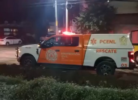 Consume incendio camioneta en Monterrey