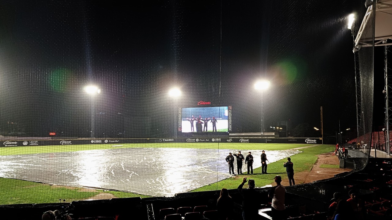 Los  ampayers encargados del encuentro salieron a confirmar la suspensión del juego en el Estadio Francisco Villa. Foto: Gerardo Lares.