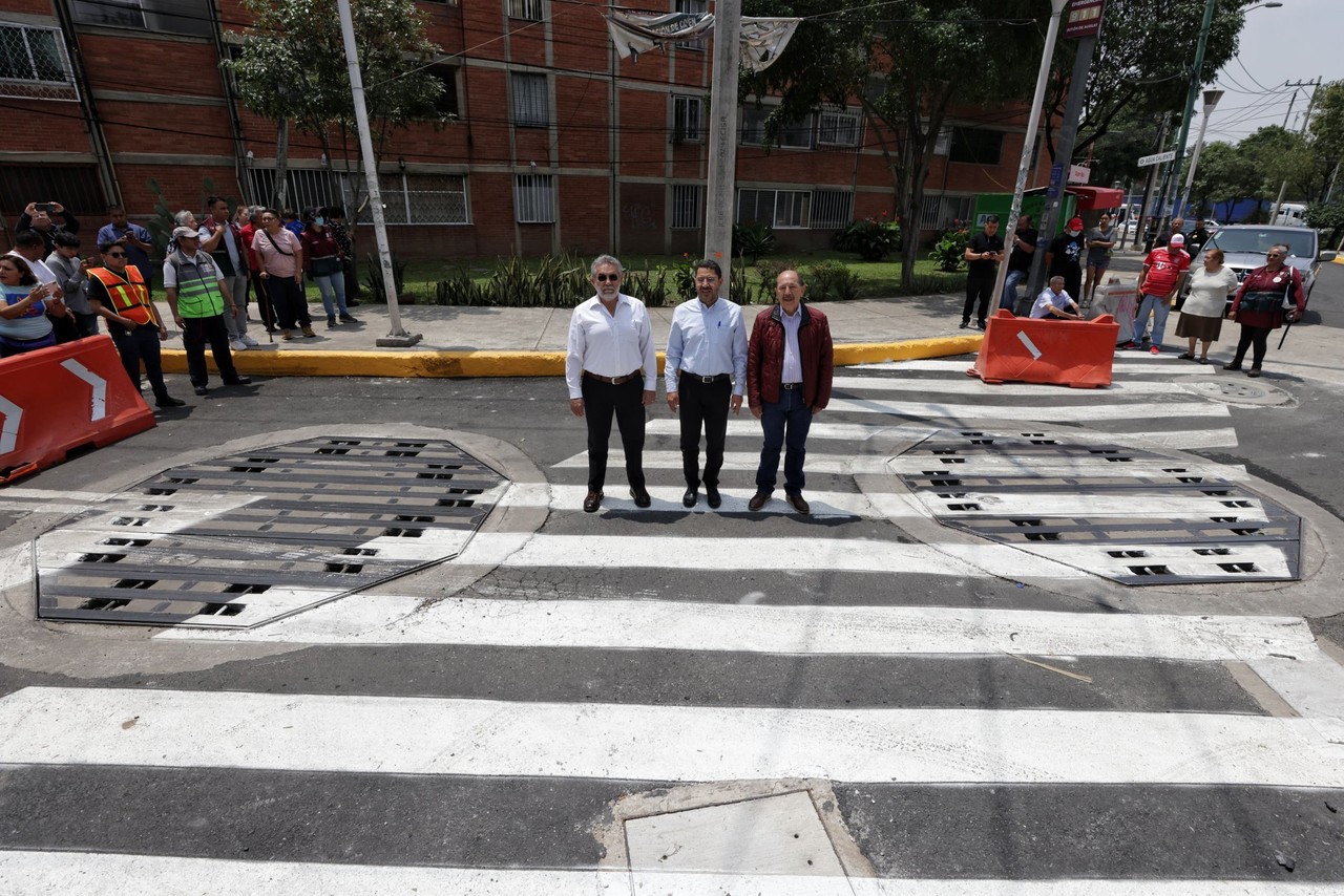 Martí Batres frente al cárcamo de bombeo.     Foto: @martibatres