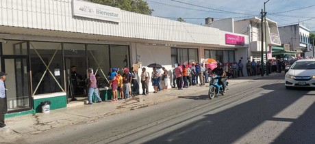 Abuelitos atendidos por PC tras pasar horas de pie en Bancos Bienestar