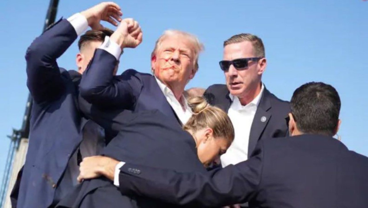 Donald Trump tras aparentemente haber sido herido de bala. Foto: Especial.