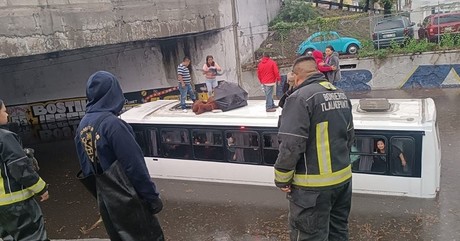 Se queda autobús varado...con todo y pasajeros en Tlalnepantla (VIDEO)