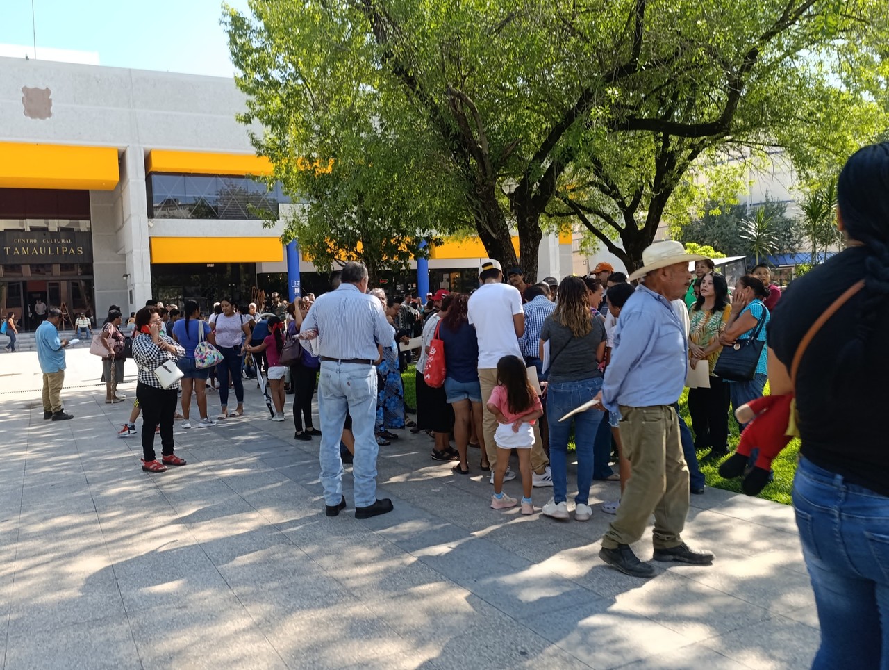 Vecinos de las colonias Ampliación San Marcos, Azteca, Cumbres, Villa María y Patria se manifestaron en la plaza Juárez para pedir a las autoridades del estado, la regularización de sus terrenos. Foto: Victoria Jiménez