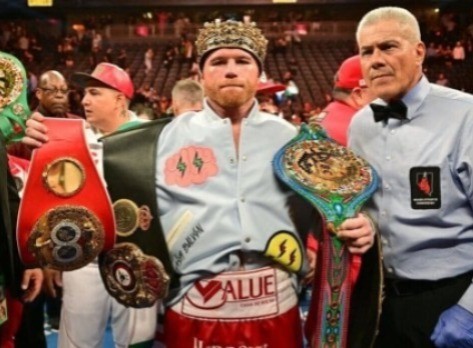 Saúl 'El Canelo' Álvarez con sus titulos ganados. Foto: Periódico Correo.