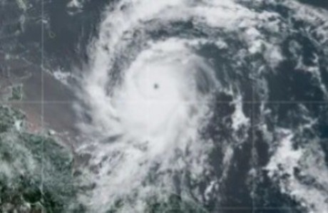 Pierde fuerza el huracán 'Beryl', baja a categoría 2