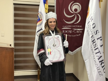 Mónica Cruz recibe grado de Doctor Honoris Causa por su labor en los medios