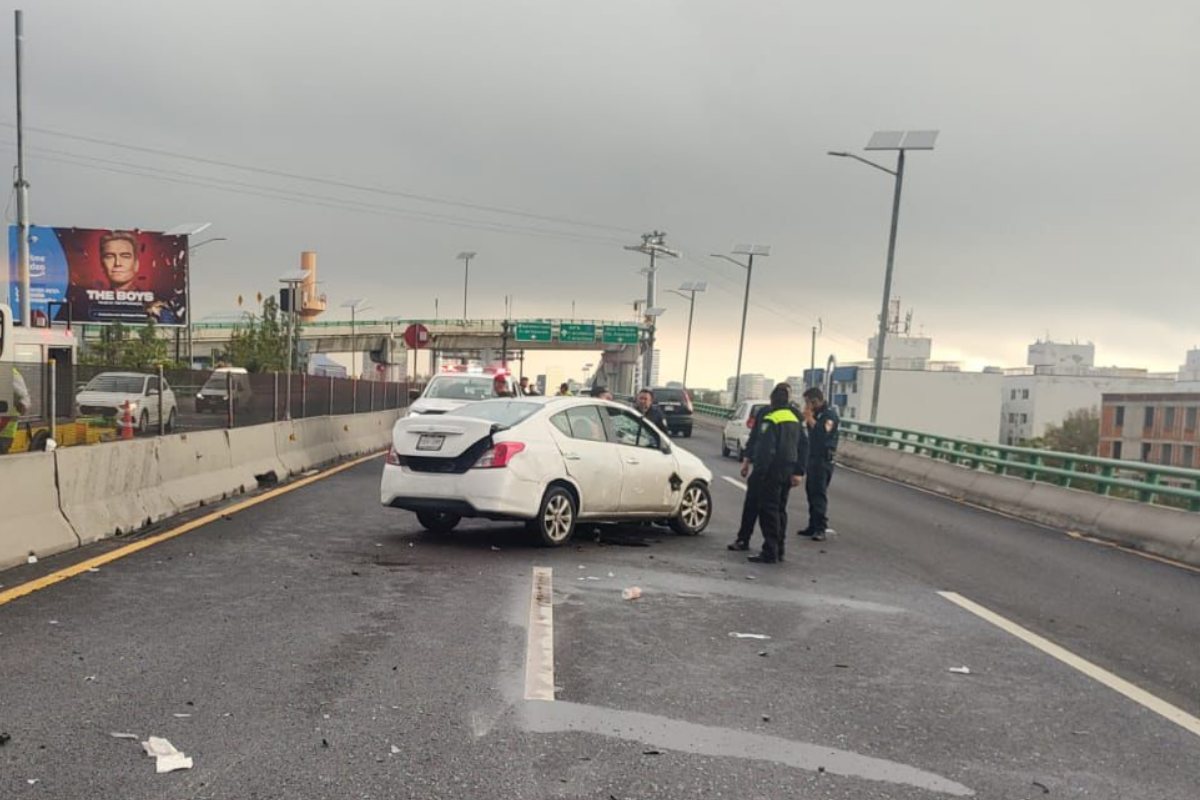 Auto accidentado en Periférico. Foto: Ramón Ramírez