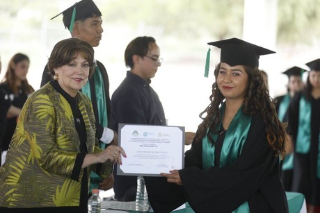 Entrega Educación certificados a graduados de Telebachillerato Comunitario