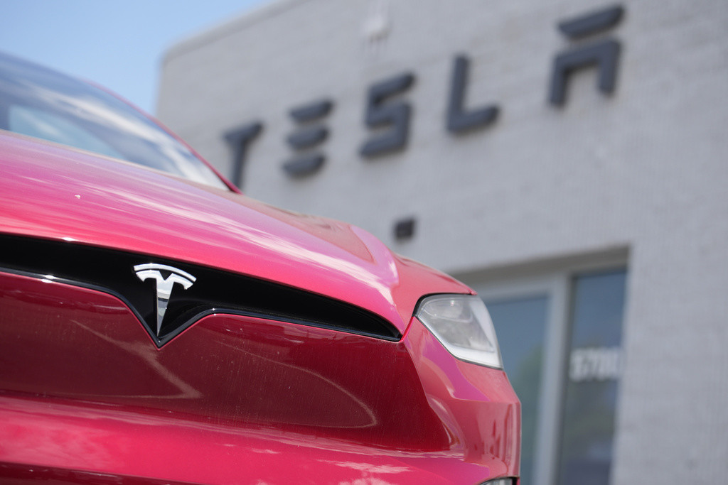 l vehículo Model X de Tesla afuera de una tienda de la compañía en Littleton, Colorado, el 18 de junio de 2023. (AP Foto/David Zalubowski, Archivo)