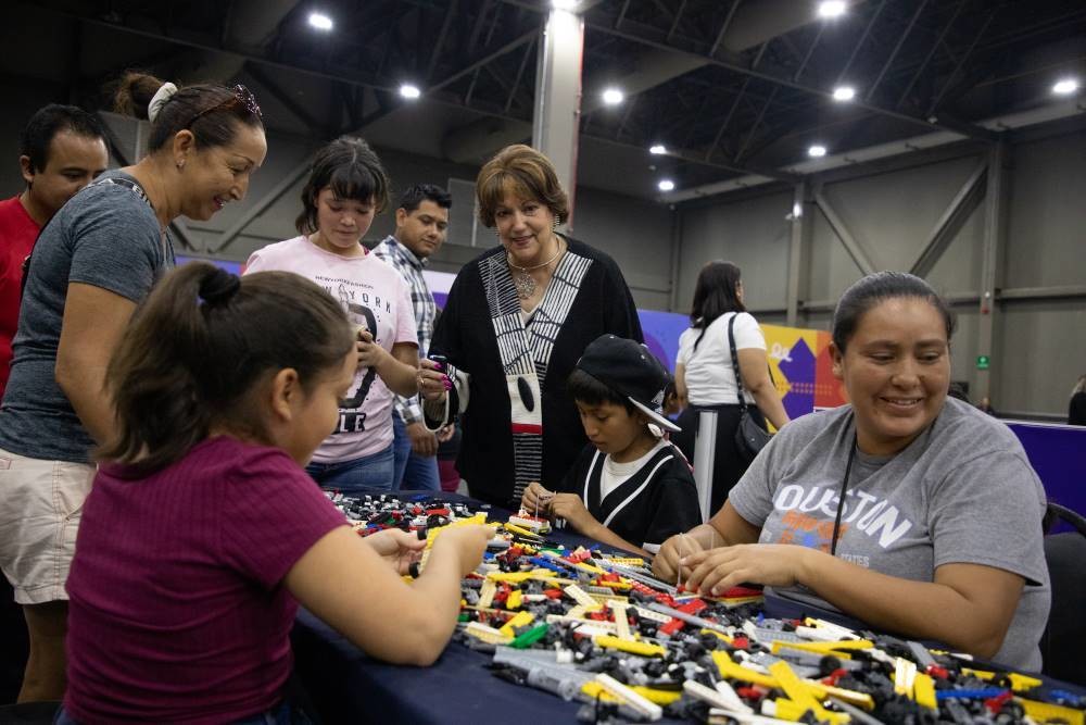 Cientos de niños y niñas la oportunidad de disfrutar de un día de diversión y aprendizaje a través de actividades lúdicas con ladrillos LEGO®. Foto. Secretaría de Educación