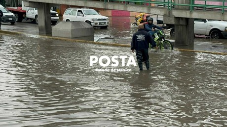 Cero y  van tres días inundados en Avenida Nacional en Ecatepec (VIDEO)