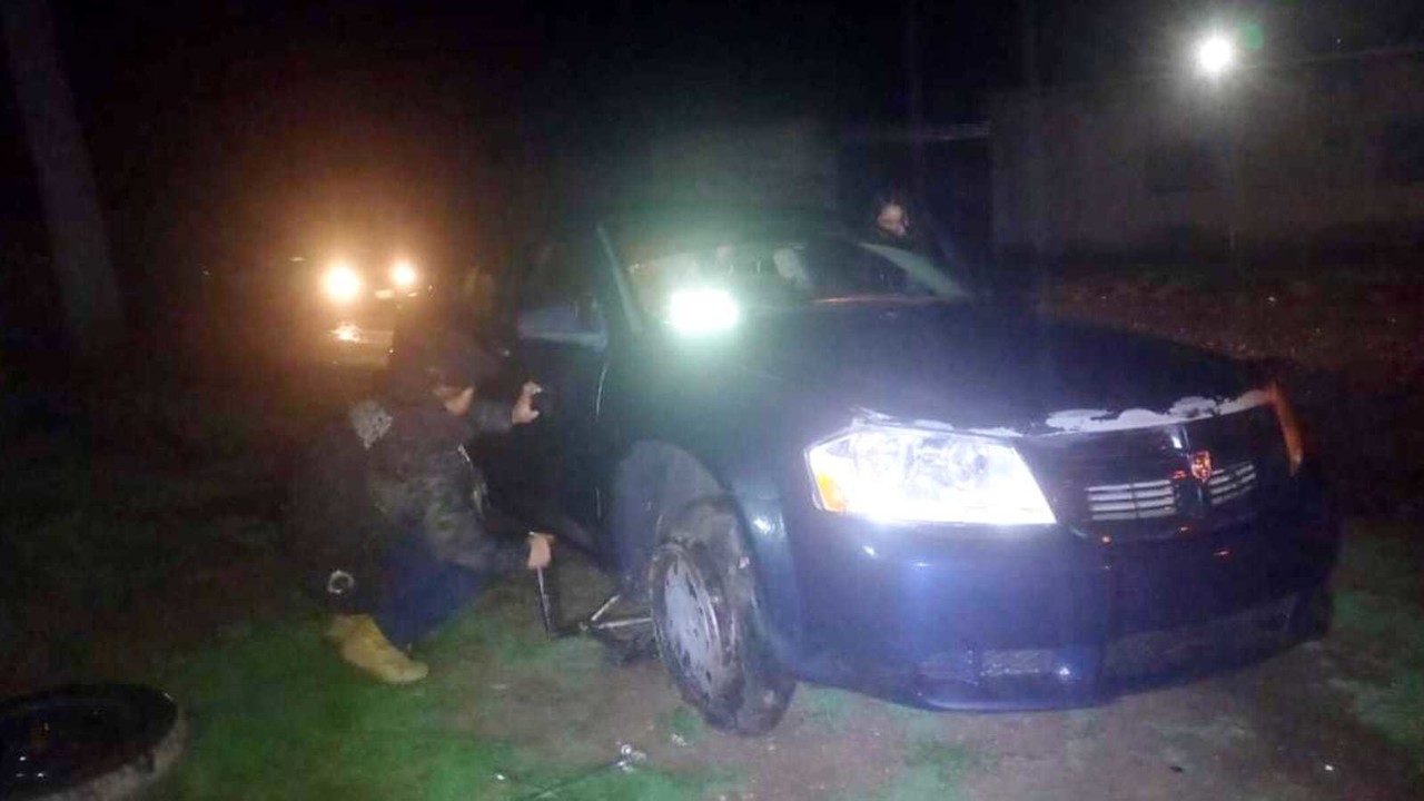 Elementos de la Policía Estatal ayudaron a una mujer que se encontraba varada en la carretera. Foto: Facebook/ SSP Durango.