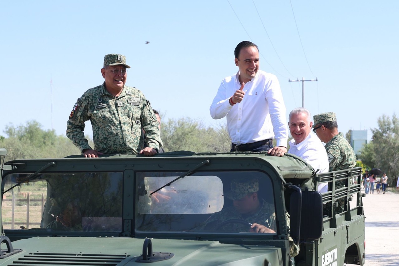 El gobernador Manolo Jiménez en camión del Ejército. Foto: Gobierno de Coahuila