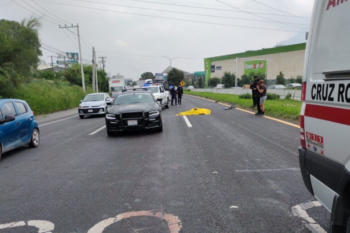 Persona fallecida sobre la Carretera Nacional y una patrulla de policía estatal. Foto: X @AtentosMTYSur