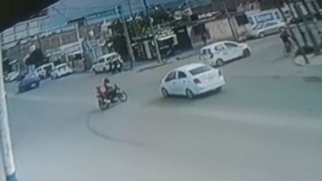 VIDEO: Automóvil y motocicleta chocan en transitado crucero de Durango