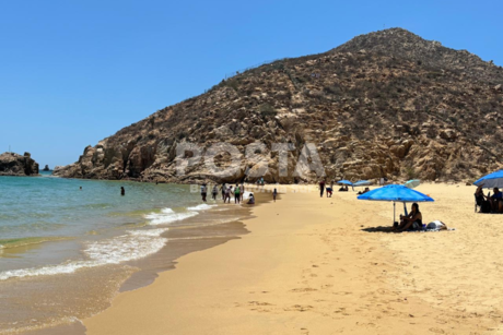 Familias de Los Cabos disfrutan de playa 'La Empacadora ' en estas vacaciones