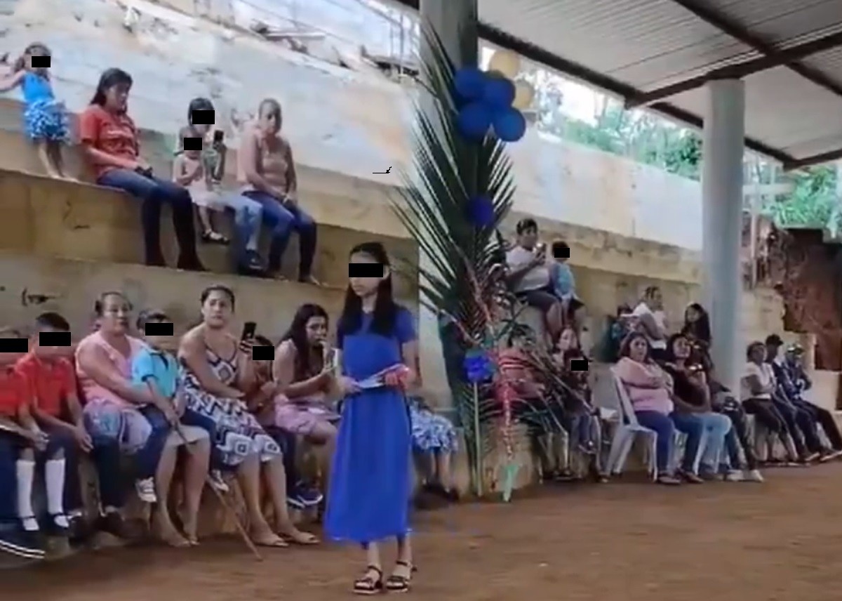 Una estudiante que se graduó sola del sexto año de primaria baila sola el vals en la escuela  'Fray Víctor María Flores', en el municipio de Copainalá, Chiapas. Foto: X @ingmedmex