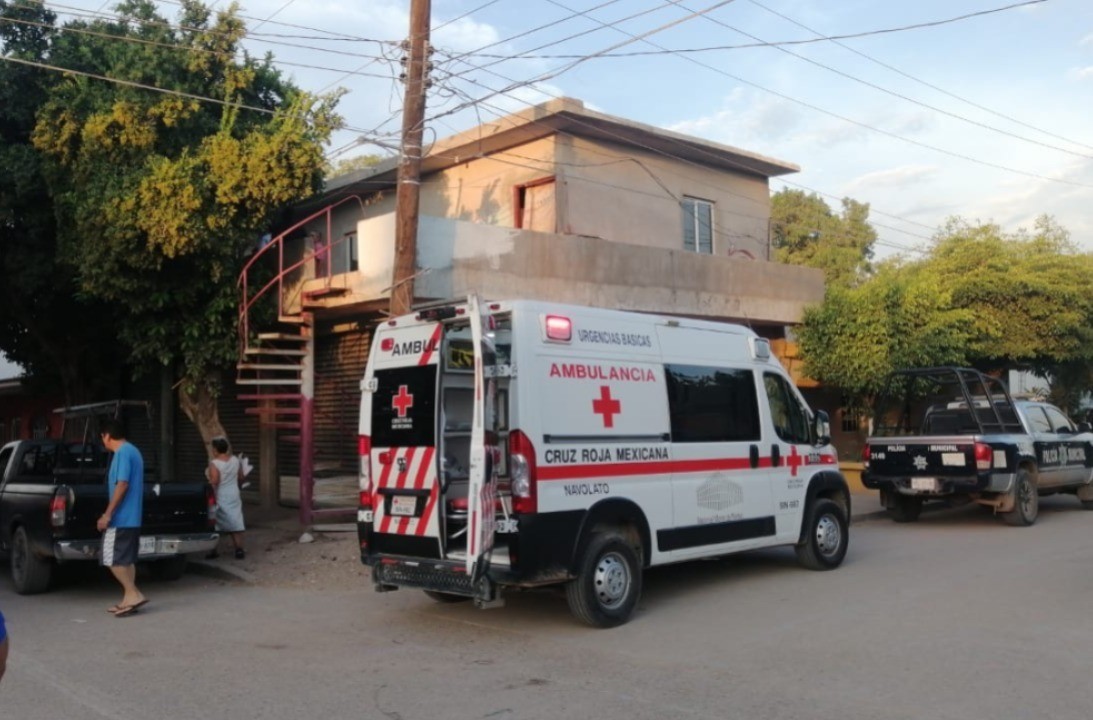 Paramédicos de la Cruz Roja afuera del domicilio donde murió la mujer. Foto: Los Noticieristas.