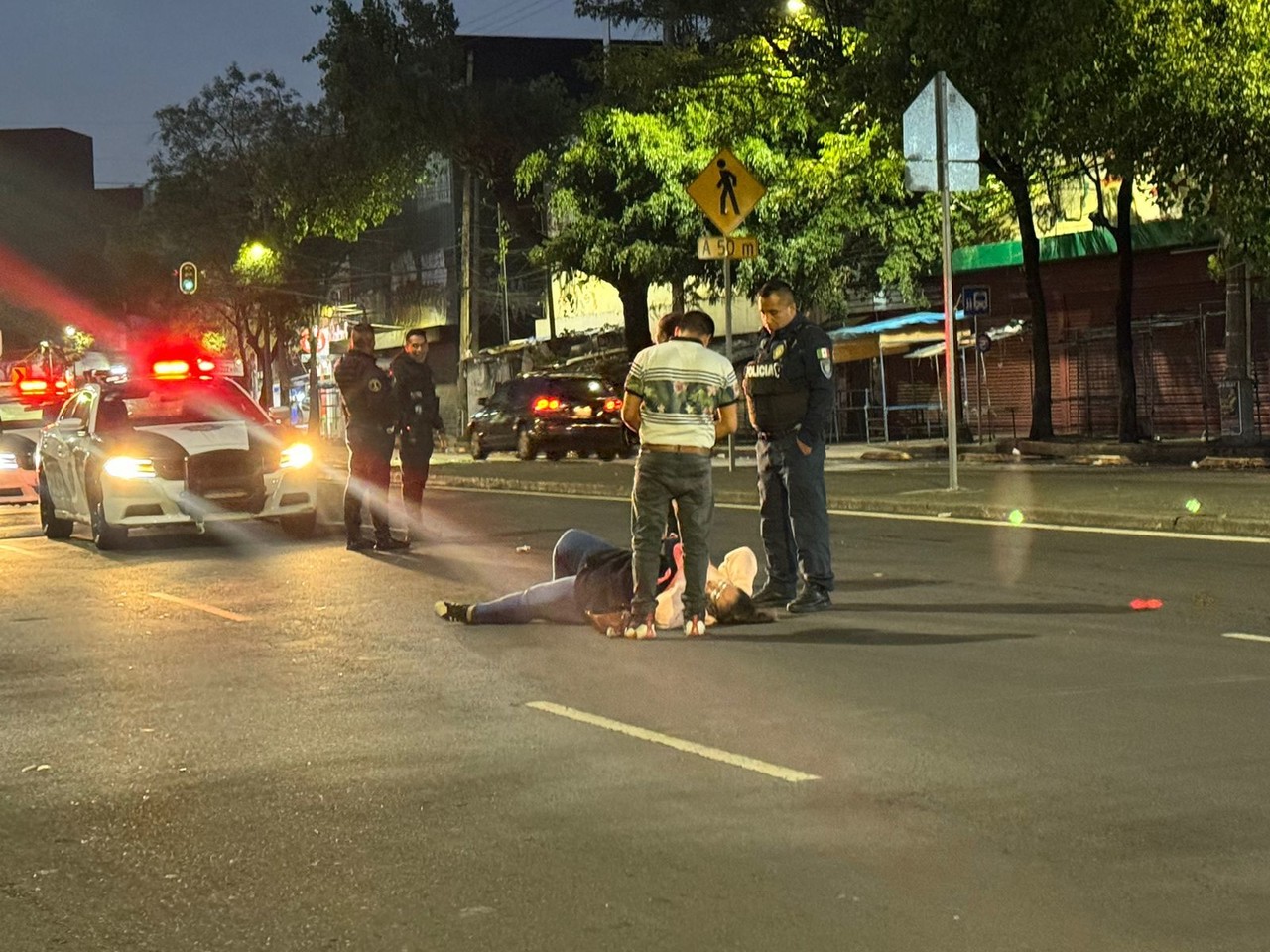 Mujer derrapada recibe atención médica. Foto: Ramón Ramírez