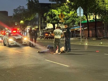 Mujer motociclista derrapa y sufre accidente en Calzada México Tacuba