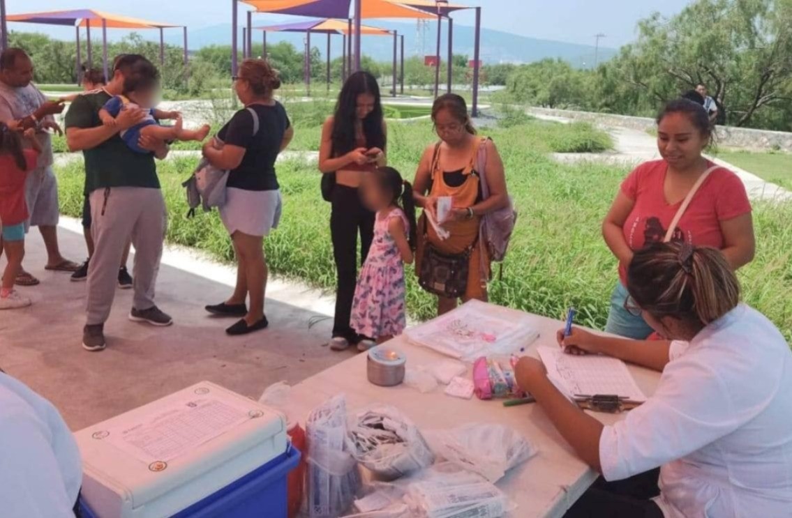Familias que acuden a la vacunación en la colonia Portal de Lincoln en García. Foto: Facebook Gobierno de García.